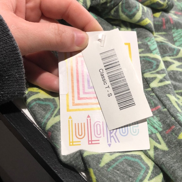NWT LuLaRoe green print Classic T size small - Picture 7 of 9
